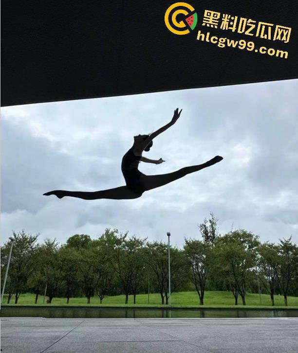 北体学院舞蹈老师【宋欣】学生心中的女神沦为主人的精盆母狗，一字马体位操逼不敢想有多爽  第41张