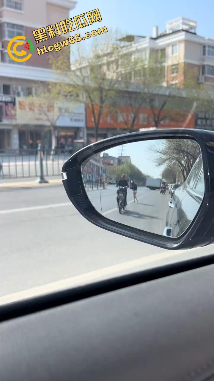 上海集美磕美弗药磕上头，大白天马路边发疯跳舞、嘴里念咒还自扇耳光，精神状态直接碎成渣！  第2张