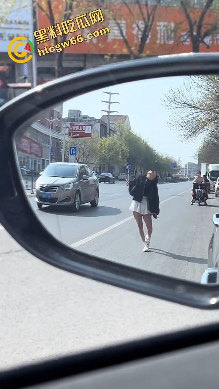 上海集美磕美弗药磕上头，大白天马路边发疯跳舞、嘴里念咒还自扇耳光，精神状态直接碎成渣！  第3张