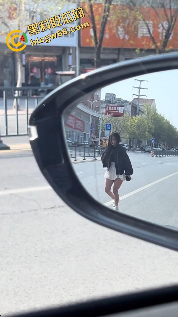 上海集美磕美弗药磕上头，大白天马路边发疯跳舞、嘴里念咒还自扇耳光，精神状态直接碎成渣！  第4张