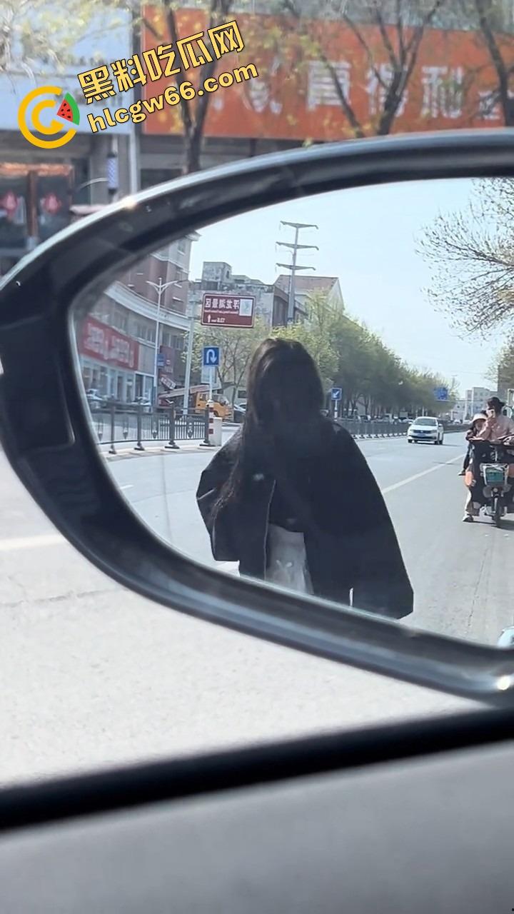 上海集美磕美弗药磕上头，大白天马路边发疯跳舞、嘴里念咒还自扇耳光，精神状态直接碎成渣！  第5张