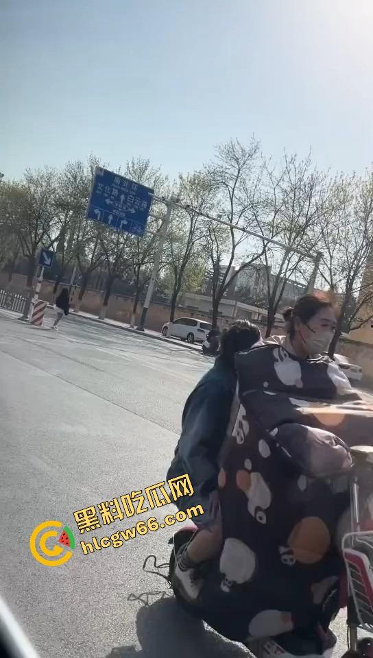 上海集美磕美弗药磕上头，大白天马路边发疯跳舞、嘴里念咒还自扇耳光，精神状态直接碎成渣！  第6张