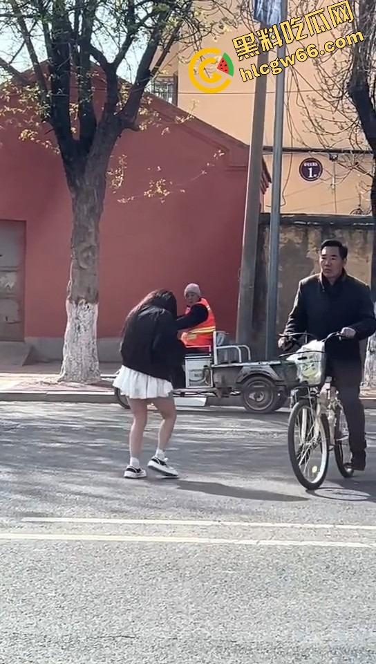 上海集美磕美弗药磕上头，大白天马路边发疯跳舞、嘴里念咒还自扇耳光，精神状态直接碎成渣！  第10张