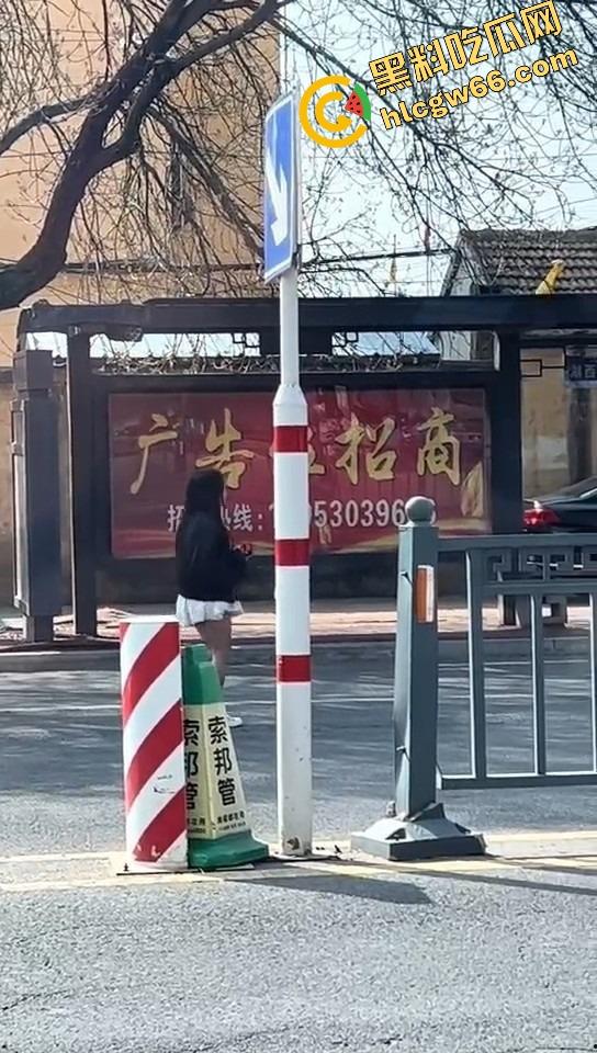 上海集美磕美弗药磕上头，大白天马路边发疯跳舞、嘴里念咒还自扇耳光，精神状态直接碎成渣！  第11张