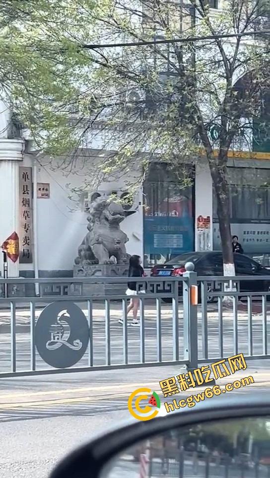 上海集美磕美弗药磕上头，大白天马路边发疯跳舞、嘴里念咒还自扇耳光，精神状态直接碎成渣！  第13张