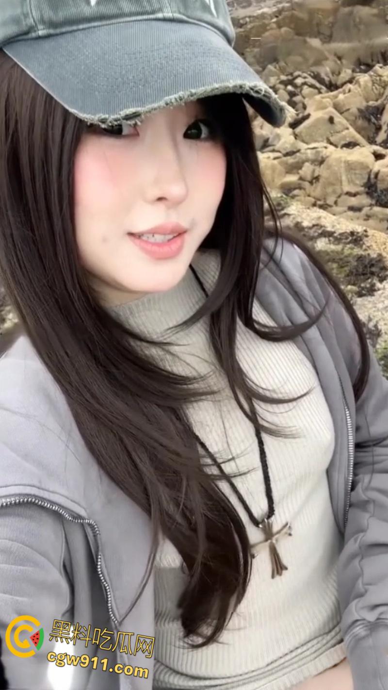 推特阿黑颜母狗【Pupu噗噗】，海边约会餐厅全裸自慰，户外车震口交舔蛋，打开车门无套后入小翘臀 !  第2张