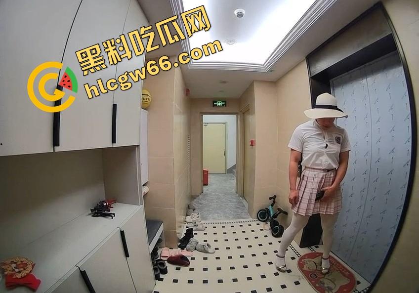 离谱到爆！男子穿白丝JK短裙在妹子家门口地毯上蹭半天射不出来，边蹭边喘边爽，这是人干的事儿吗？  第4张