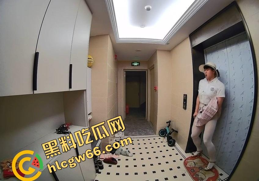 离谱到爆！男子穿白丝JK短裙在妹子家门口地毯上蹭半天射不出来，边蹭边喘边爽，这是人干的事儿吗？  第10张