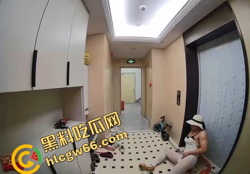 离谱到爆！男子穿白丝JK短裙在妹子家门口地毯上蹭半天射不出来，边蹭边喘边爽，这是人干的事儿吗？  第11张