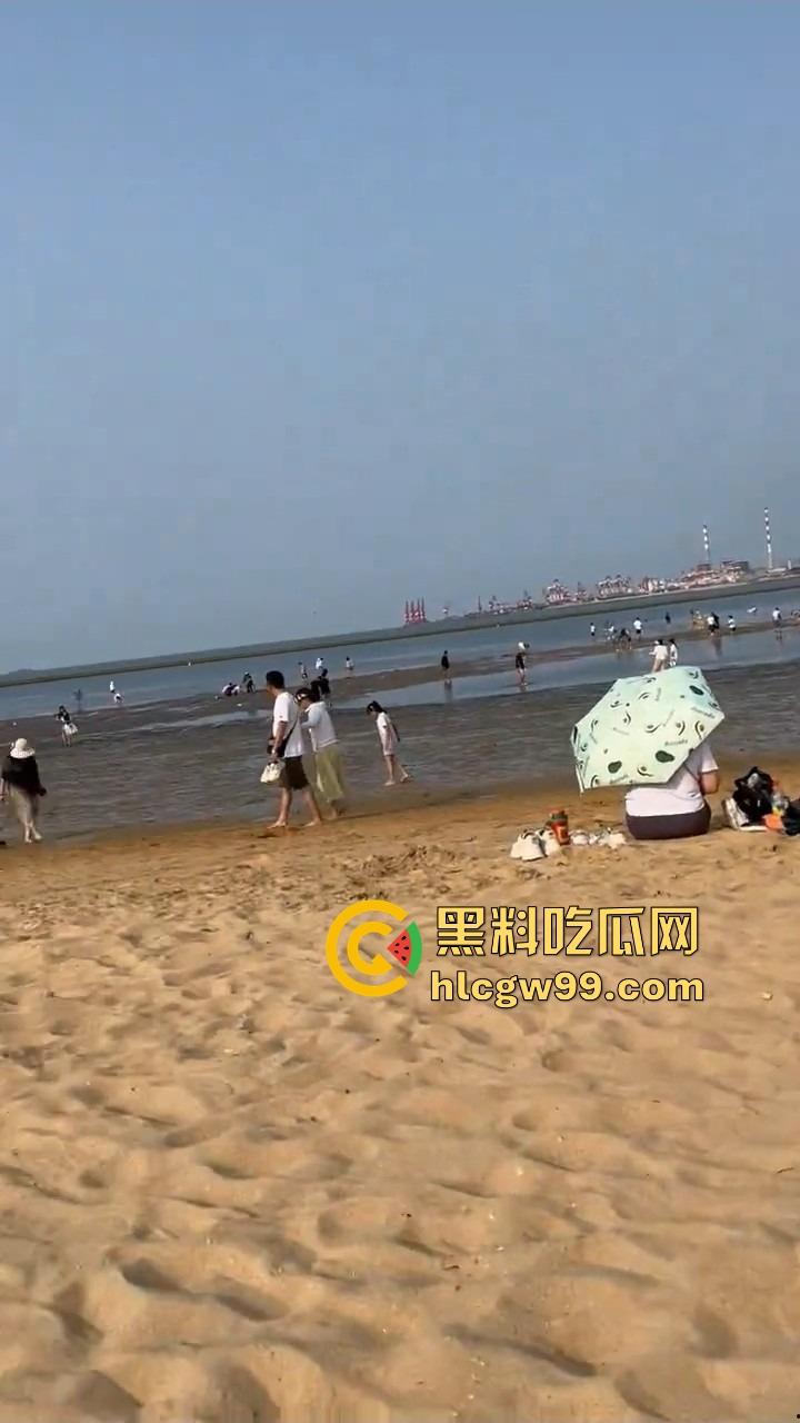 三亚沙滩上的极品骚蜜，天然F奶白到发光的沙滩荡妇，屁股翘得能夹酒瓶，不守妇道翘臀在沙滩上散味！  第13张