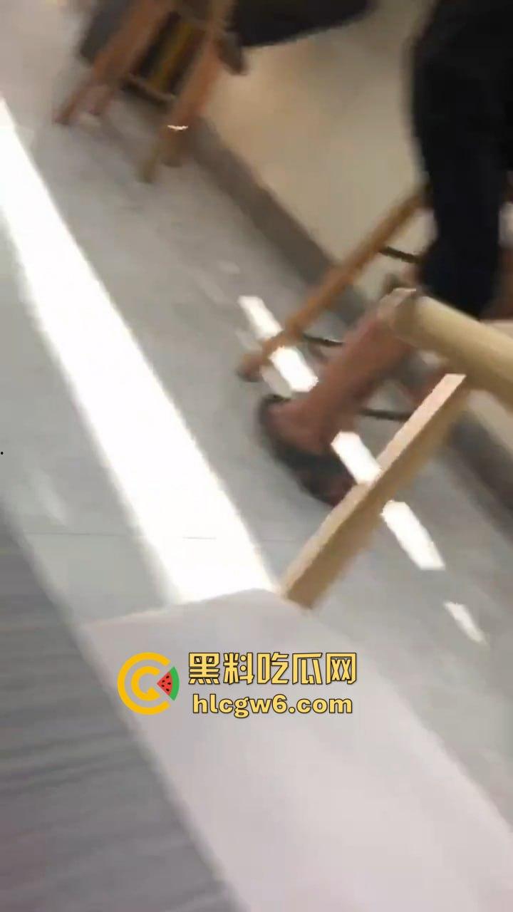 郑州蜜雪冰城惊现狙击手 哥们撸多了眼圈发黑，手枪一抬对着坦克狂射，这是沉迷打飞机的艺术家！  第8张