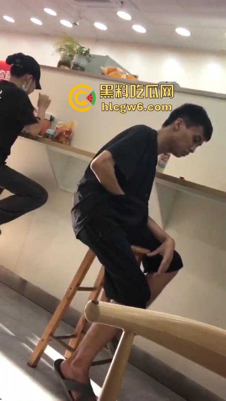 郑州蜜雪冰城惊现狙击手 哥们撸多了眼圈发黑，手枪一抬对着坦克狂射，这是沉迷打飞机的艺术家！  第9张