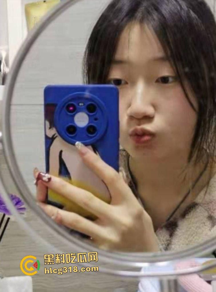 护士大学生毕业没住处去酒店给保安大叔足交！谁知这脚有黄皮茧，怎么足交大叔都硬不起来！  第1张