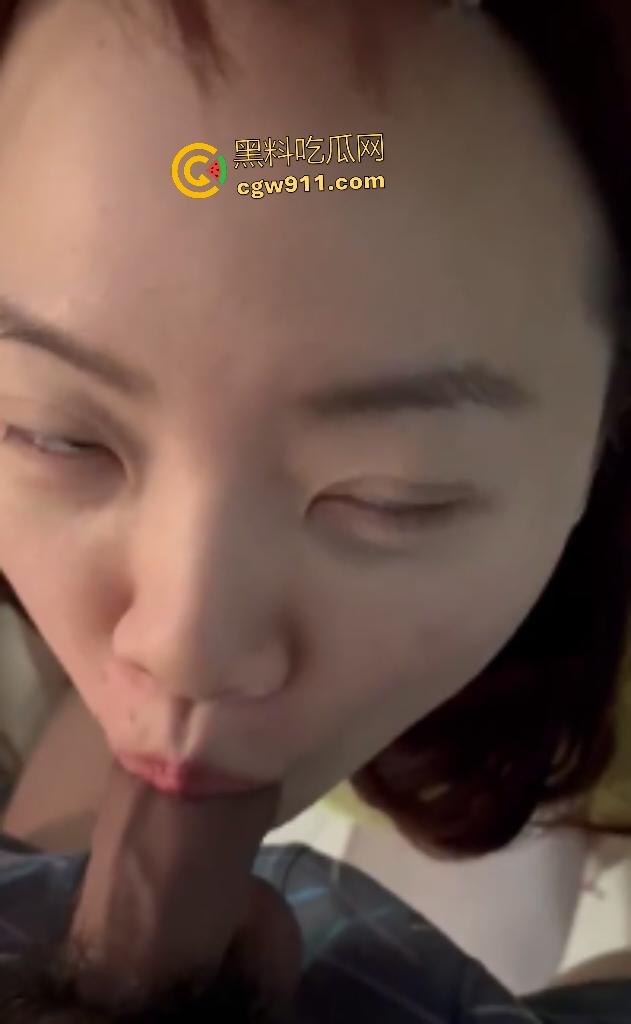 文静女神私下骚到飞起，新男友刚上床被口技吸魂腿软，巨乳骑乘如过山车，这嫩逼能把鸡巴融化了！  第1张