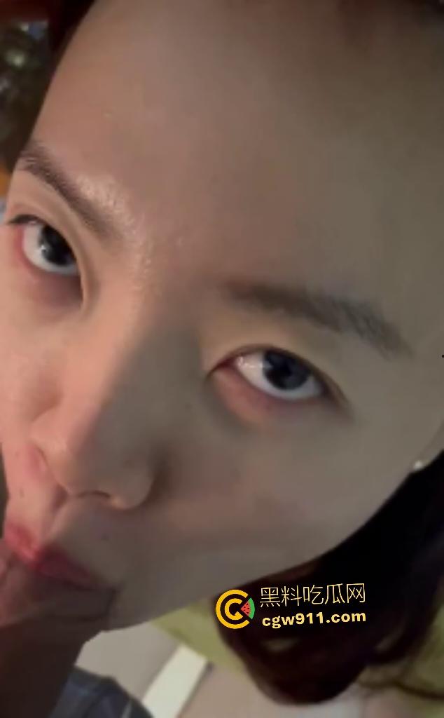 文静女神私下骚到飞起，新男友刚上床被口技吸魂腿软，巨乳骑乘如过山车，这嫩逼能把鸡巴融化了！  第3张