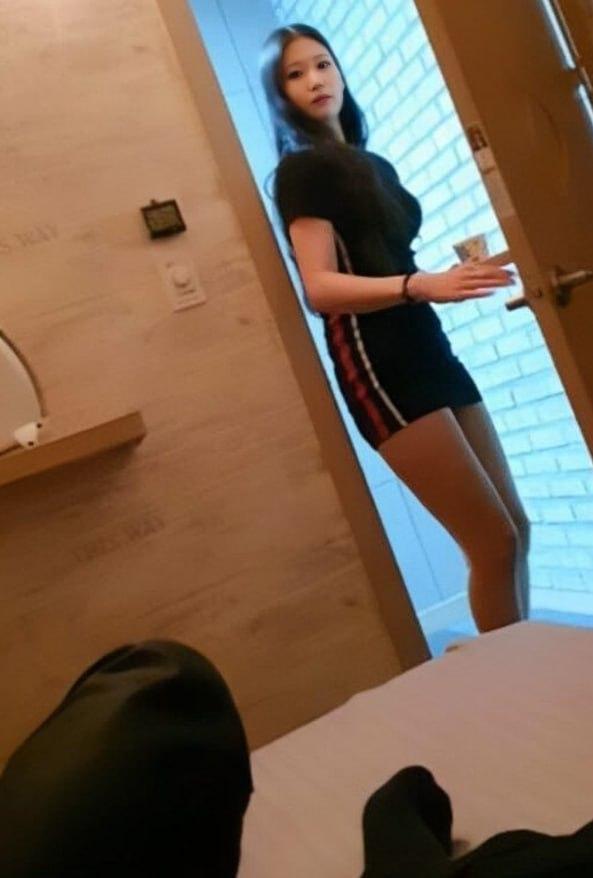 韩国仔冒死偷拍 首尔江南口爆店的美女们  第4张