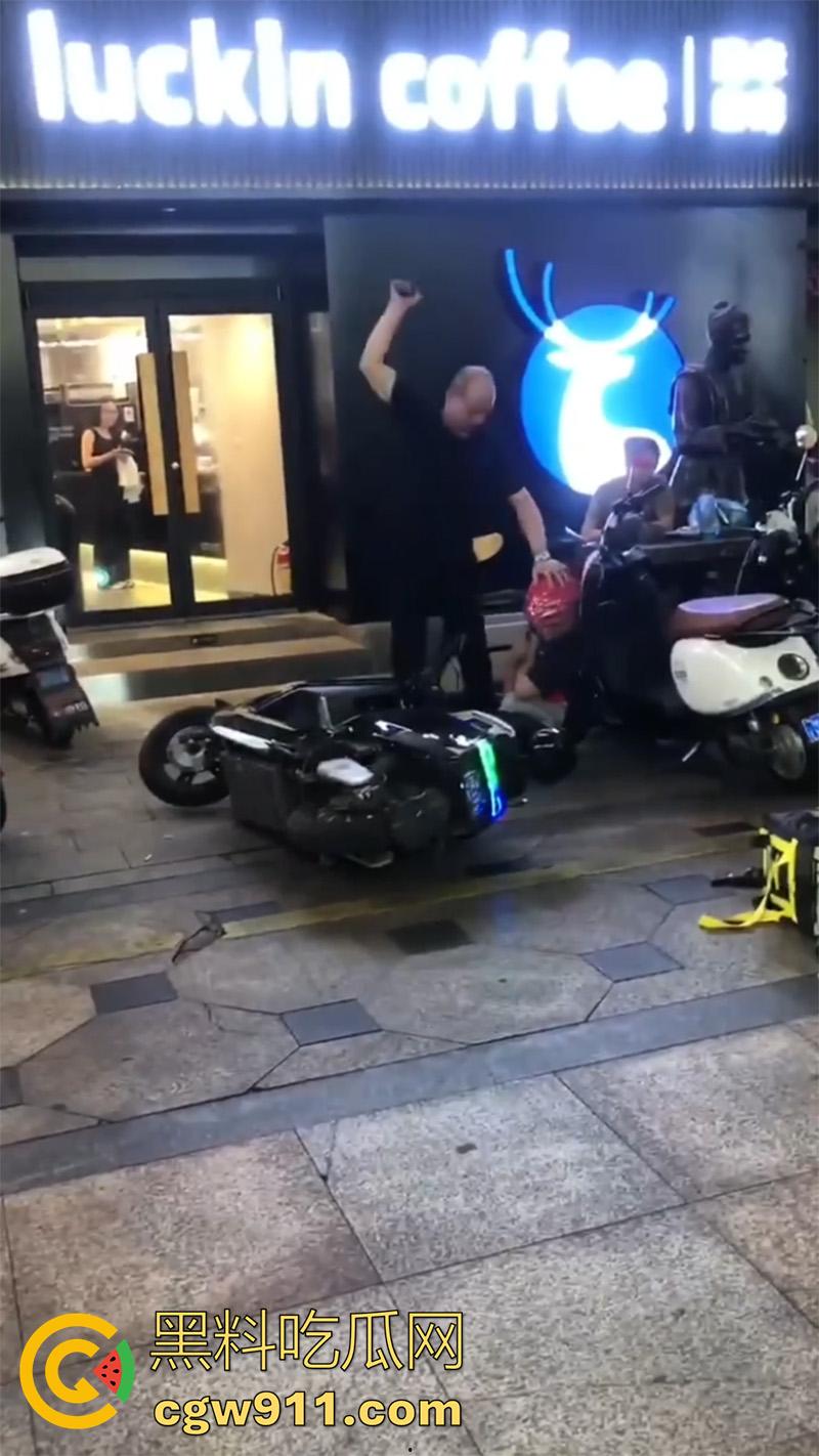 广西柳州瑞幸咖啡又火了，店主爆揍外卖小哥，站长出面后施暴者竟影帝上身，躺地上装死！  第2张