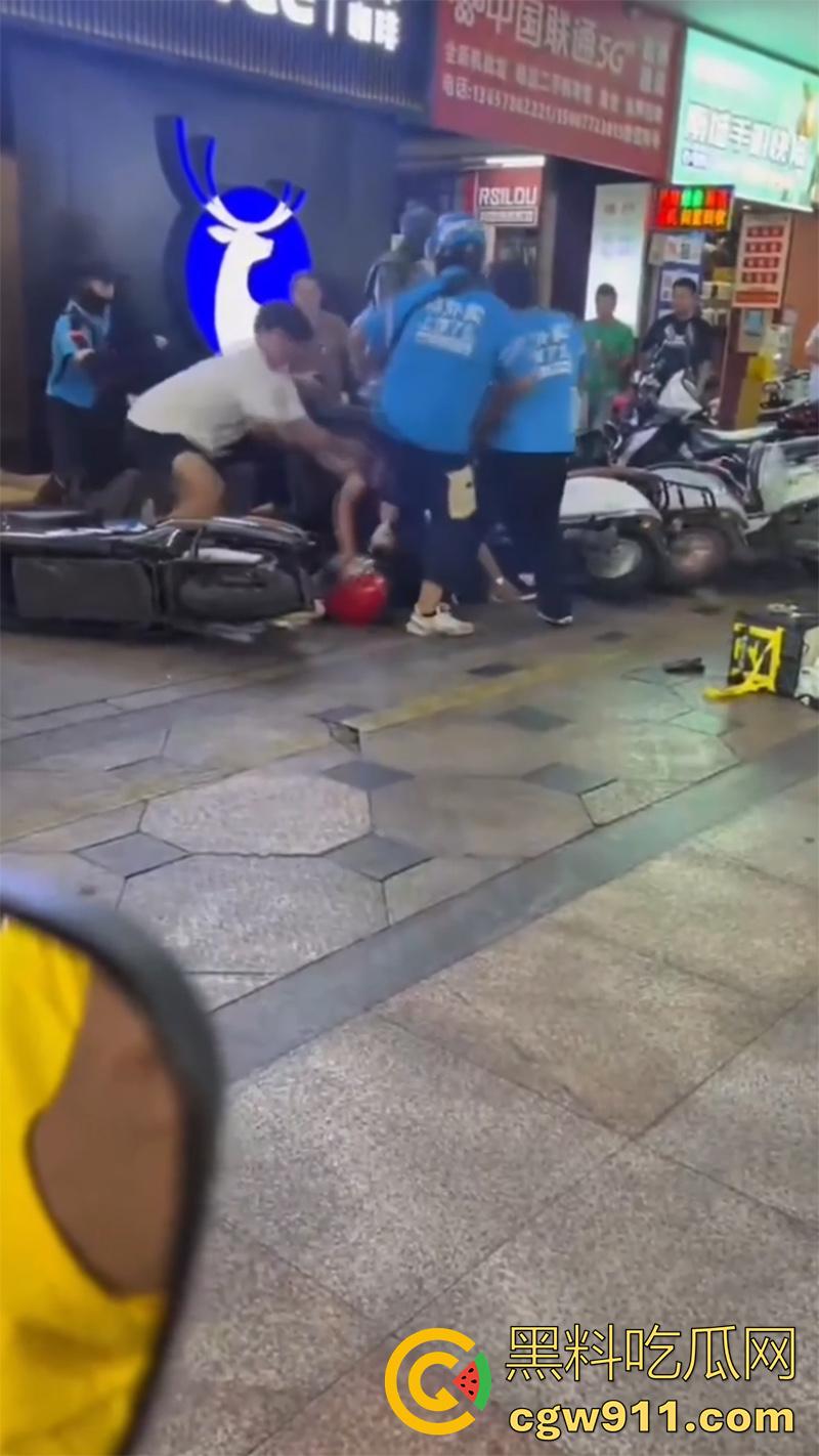 广西柳州瑞幸咖啡又火了，店主爆揍外卖小哥，站长出面后施暴者竟影帝上身，躺地上装死！  第7张