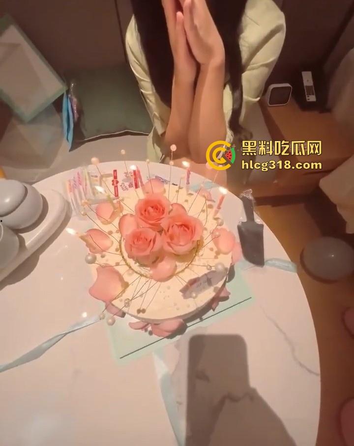 生日当天让姐姐穿上她梦寐以求的婚纱，让她尝试一下在“婚房”潮喷是什么感觉，诱惑感满满！  第3张