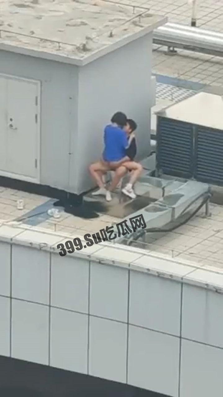 小情侣寻刺激跑天台啪啪 热心肠大哥帮忙记录并附上激情解说  第3张