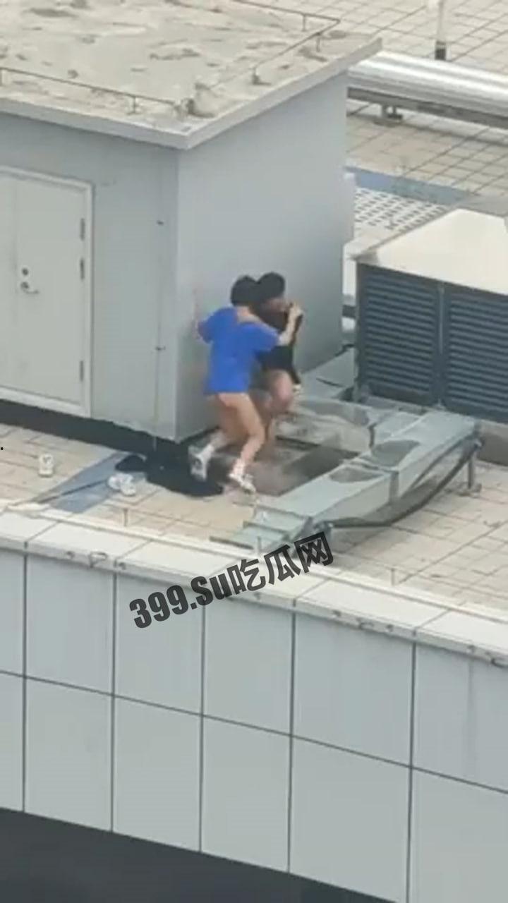 小情侣寻刺激跑天台啪啪 热心肠大哥帮忙记录并附上激情解说  第4张