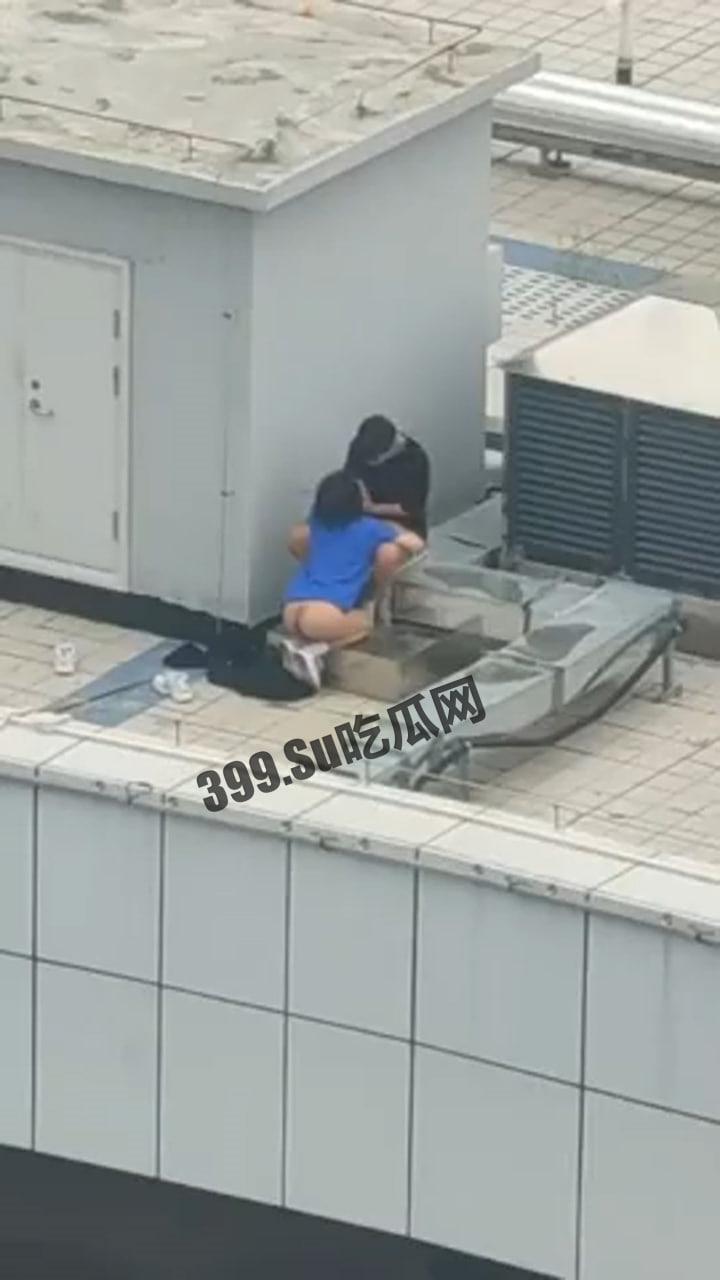 小情侣寻刺激跑天台啪啪 热心肠大哥帮忙记录并附上激情解说  第5张