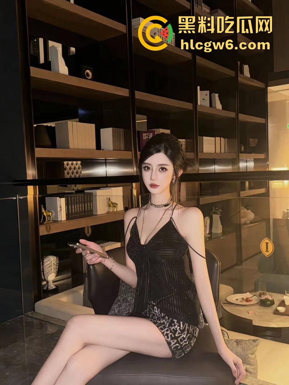 三亚狼友的高端玩法，1K一刺的高颜值外围，包夜20张，荧光套操完小姐回家，男友看见发光的逼直接开吵！  第2张