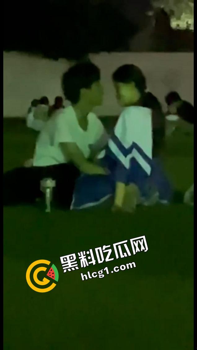 河南经济贸易技术学院 情侣操场发情 大庭广众插进去 同学让我也分享一下你的快乐吧  第1张