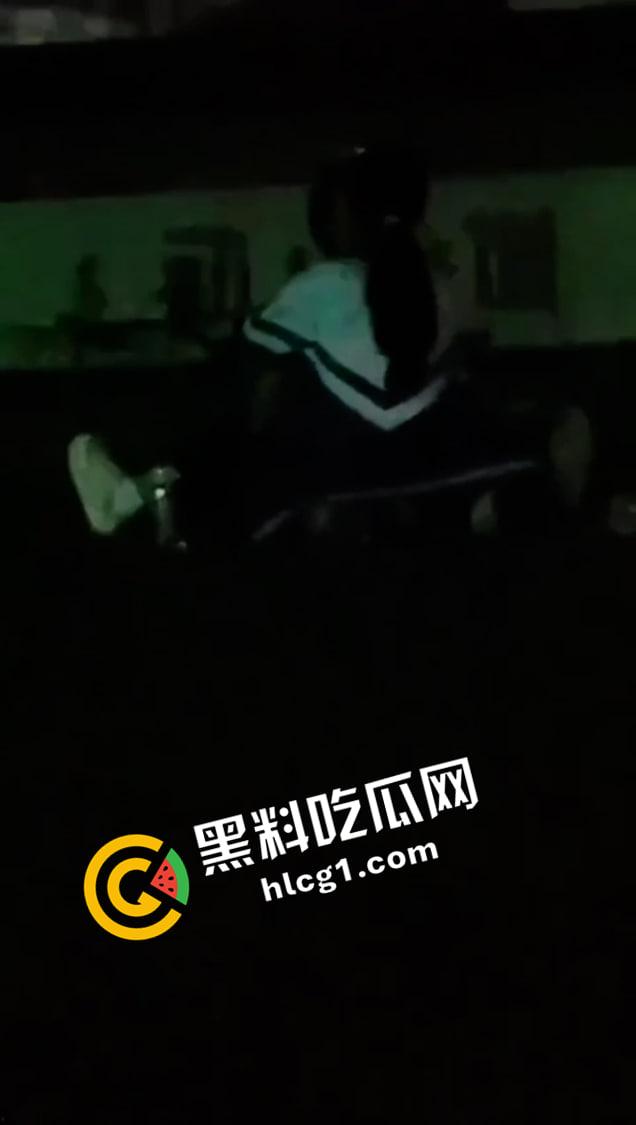 河南经济贸易技术学院 情侣操场发情 大庭广众插进去 同学让我也分享一下你的快乐吧  第2张