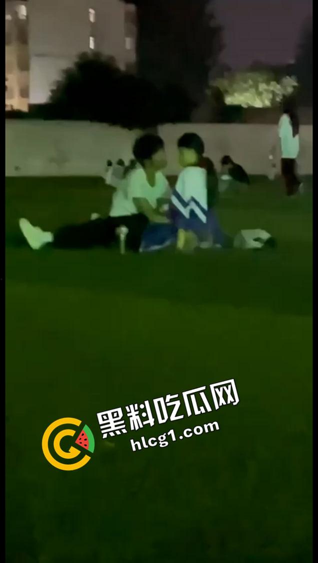 河南经济贸易技术学院 情侣操场发情 大庭广众插进去 同学让我也分享一下你的快乐吧  第4张
