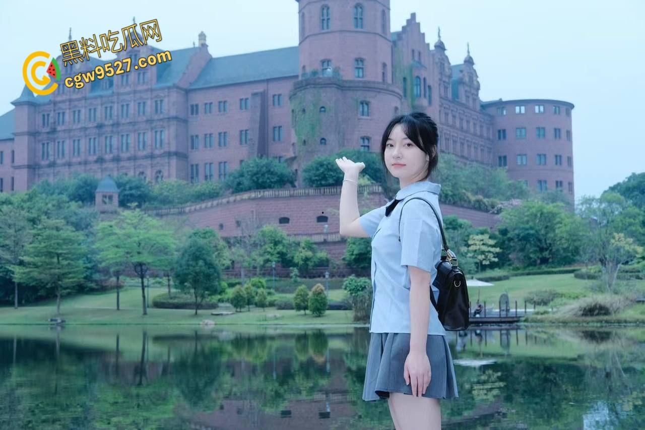 云南大学清纯学妹【谢芝灵】，被男友疯狂调教，酷爱口交沉迷榨精，眼神拉丝表情无比淫荡 !  第1张