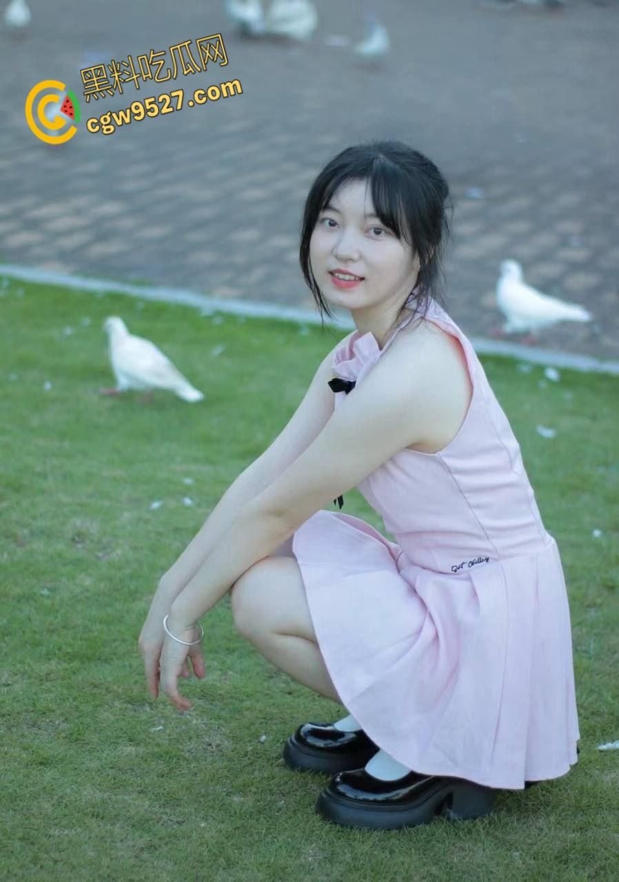 云南大学清纯学妹【谢芝灵】，被男友疯狂调教，酷爱口交沉迷榨精，眼神拉丝表情无比淫荡 !  第2张