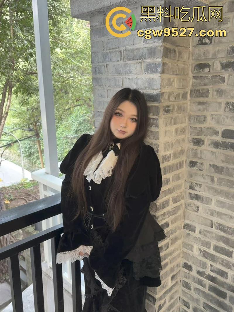 摄影师大神投稿，漫展认识的微胖女神，身材高挑丰乳肥臀，穿上诱人丝袜真是让人欲罢不能！  第3张