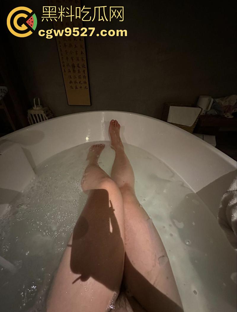 摄影师大神投稿，漫展认识的微胖女神，身材高挑丰乳肥臀，穿上诱人丝袜真是让人欲罢不能！  第4张