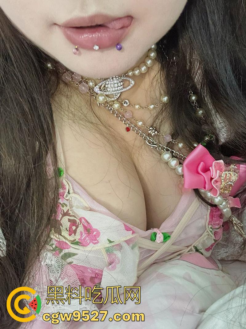 摄影师大神投稿，漫展认识的微胖女神，身材高挑丰乳肥臀，穿上诱人丝袜真是让人欲罢不能！  第6张