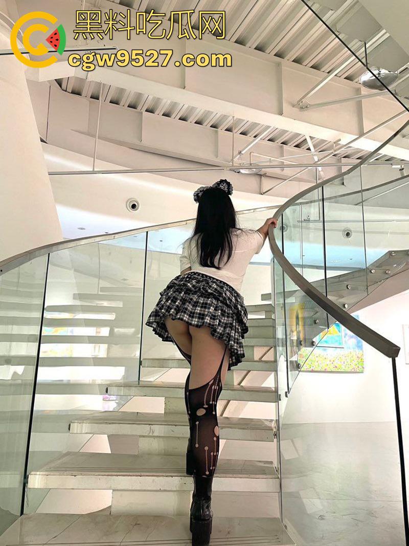 摄影师大神投稿，漫展认识的微胖女神，身材高挑丰乳肥臀，穿上诱人丝袜真是让人欲罢不能！  第8张