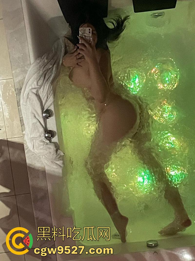 摄影师大神投稿，漫展认识的微胖女神，身材高挑丰乳肥臀，穿上诱人丝袜真是让人欲罢不能！  第9张