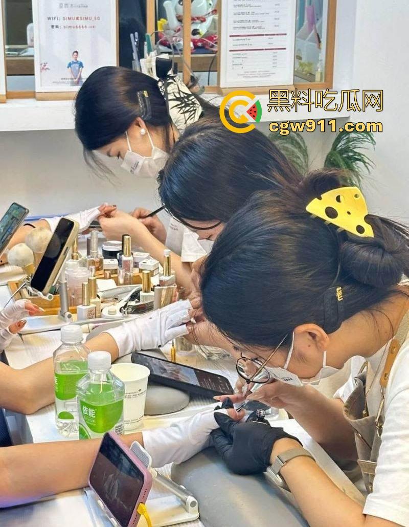 终于在堂姐醉酒状态，进入了堂姐的阴道，但是过程中堂姐竟然醒了，但还是阻止不了无套内射！  第3张