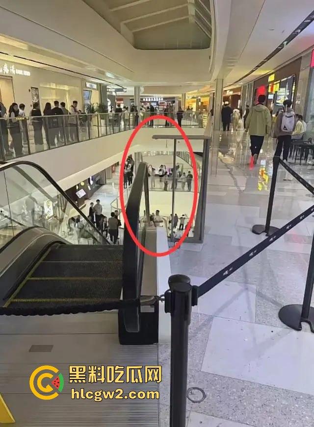 济宁新开商场小女孩从四楼坠落，不幸离世，疑因电梯事故酿成悲剧！  第11张