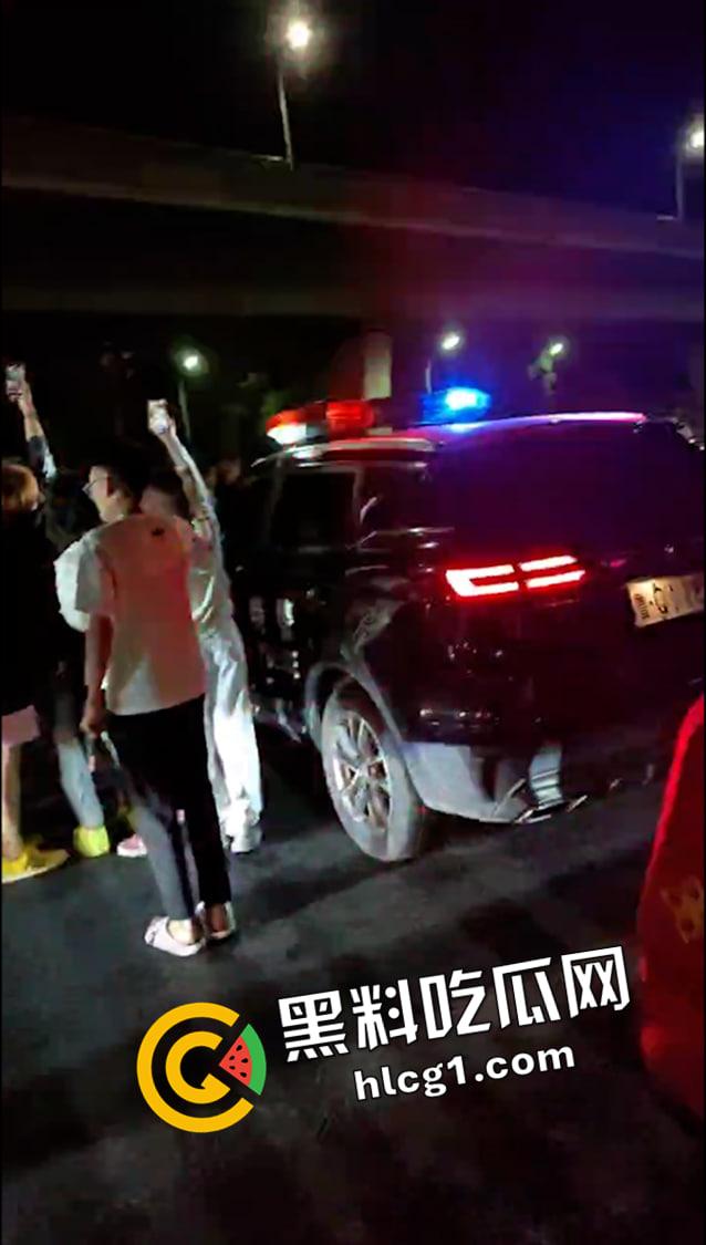 山东临沂精神小伙撞警车逃跑现场吃瓜 鬼火把警车撞了先跑路 留下警察在风中凌乱  第7张