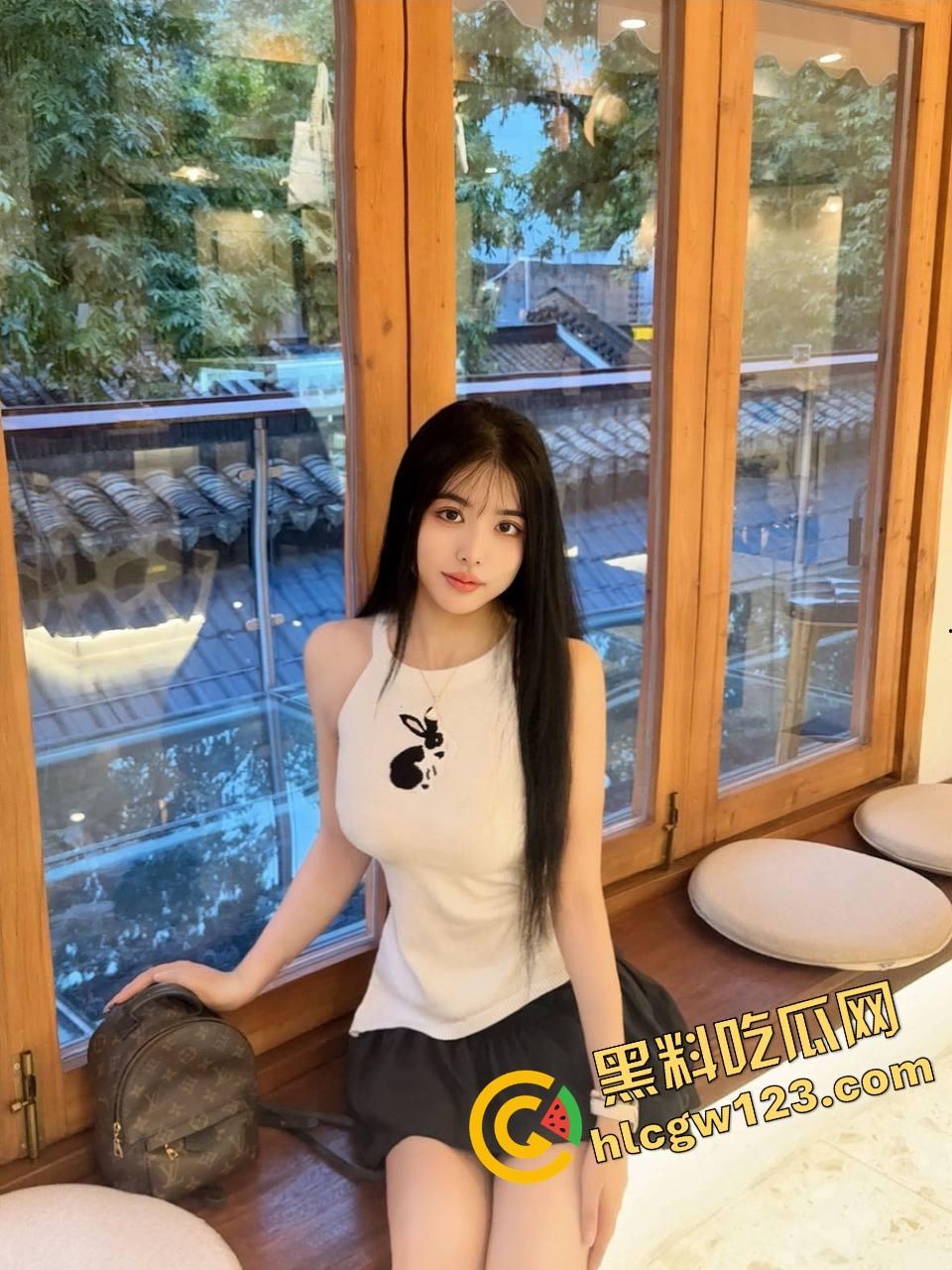 约炮大神睡白袜长靴学姐镜前舔棒到爆炸，黑丝足交舔得肉棒发烫秒杀全场，骚穴深处被顶炸！  第1张