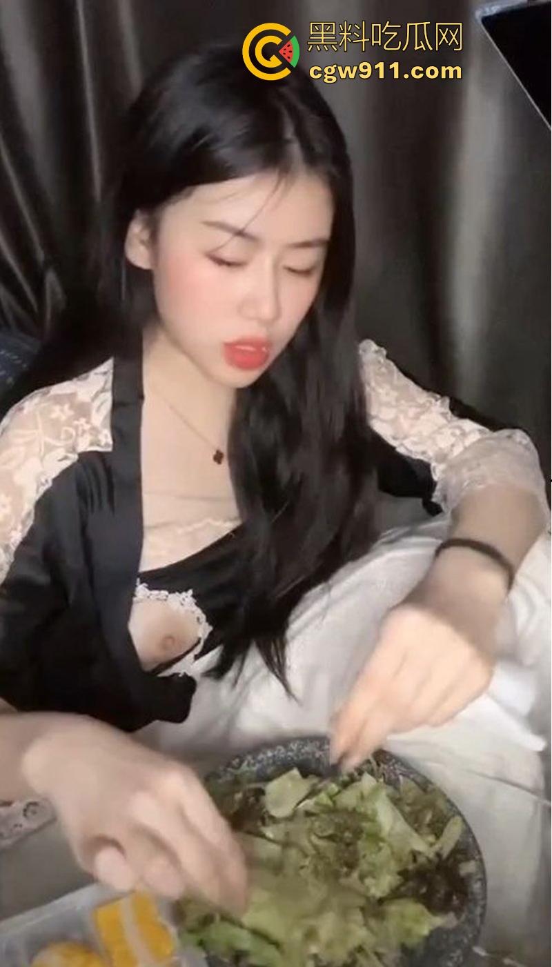 抖音高颜值擦边网红【笑笑baby】露点直播回放，情趣内衣露出性感奶头，挤压奶子香艳刺激，感觉像故意的！  第8张