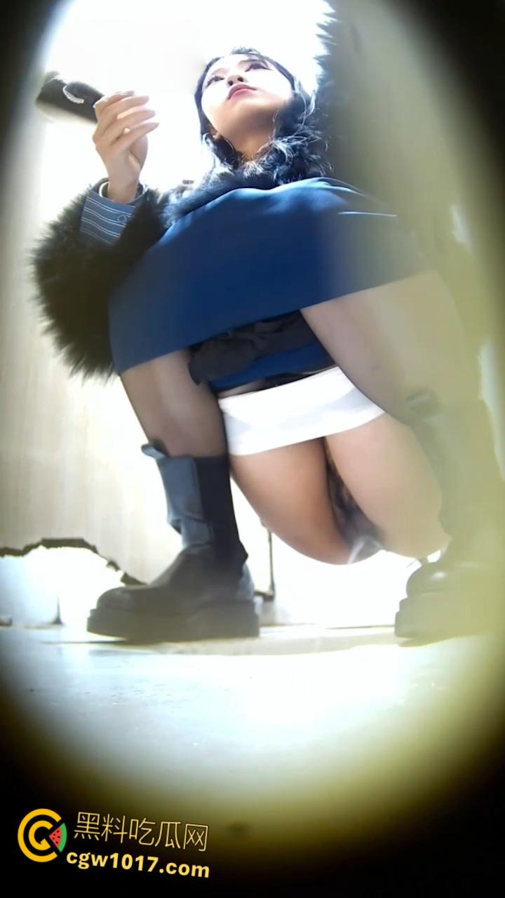 厕拍大神潜入女厕偷拍，高颜值小姐姐一线天白虎嫩穴自拍臭美，撅臀浪叫宝贝来操我，勾引炮友反差十足！  第7张