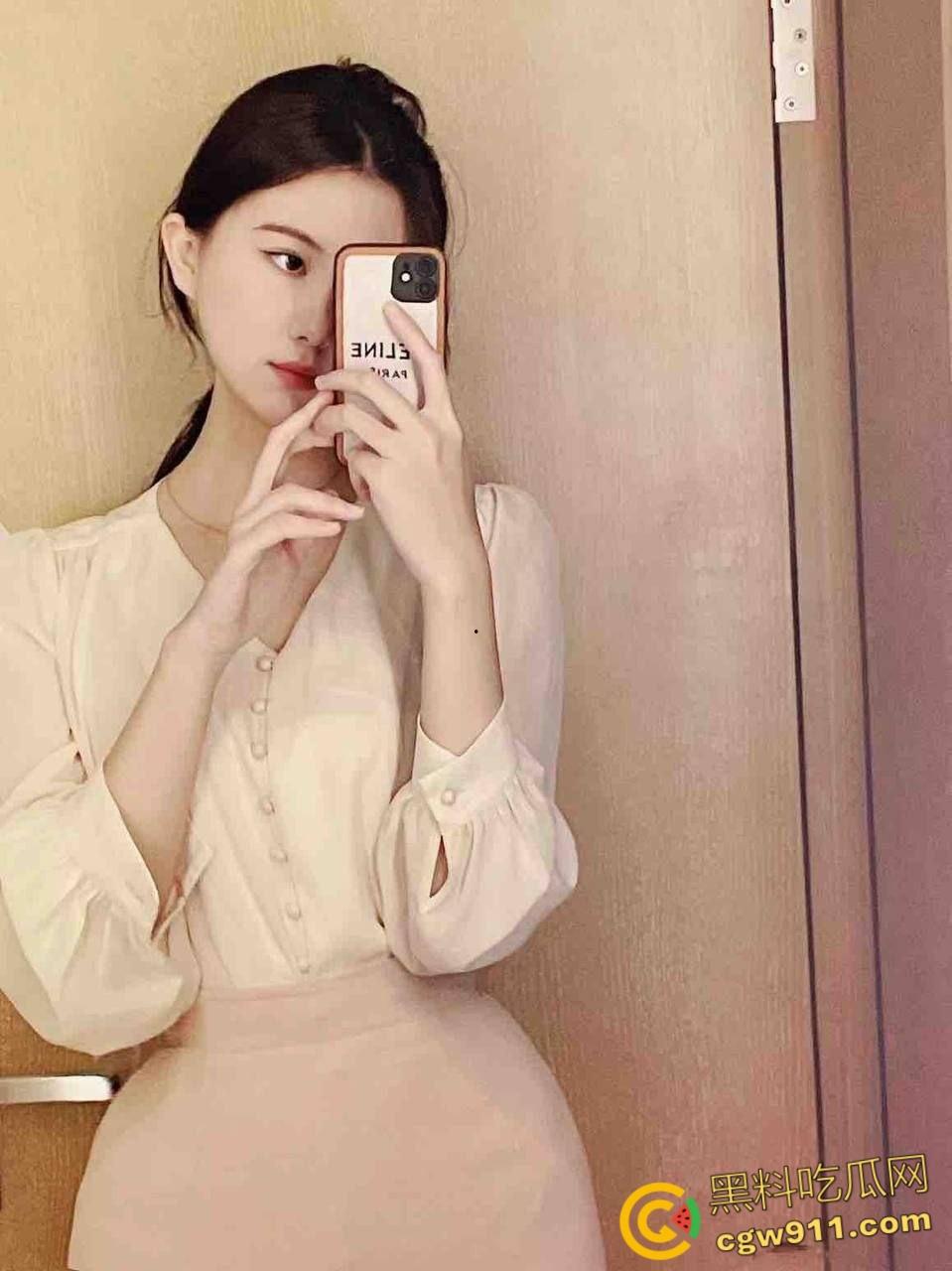 江西财经大学校花【杜菲菲】，约炮不雅视频泄露，戴手铐撅臀被无套爆操，颜射口爆淫照流出，纯纯的反差母狗！  第1张