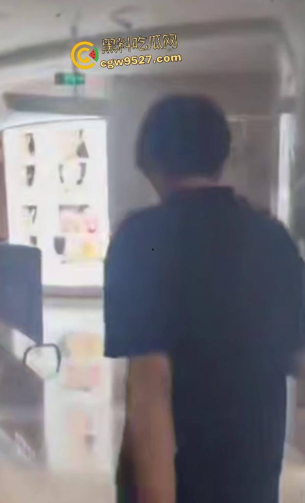 【锦一】网恋奔现见猪头？现场开骂这么肥还骗钱，说180斤都算保守了，立马打110来现场抓骗子！  第2张