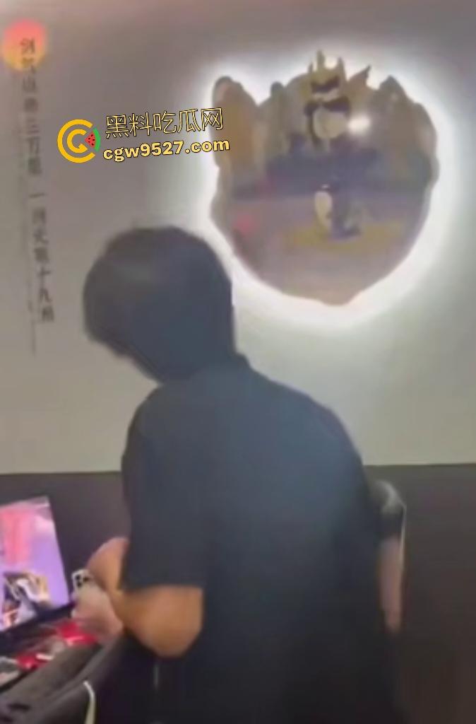 【锦一】网恋奔现见猪头？现场开骂这么肥还骗钱，说180斤都算保守了，立马打110来现场抓骗子！  第3张