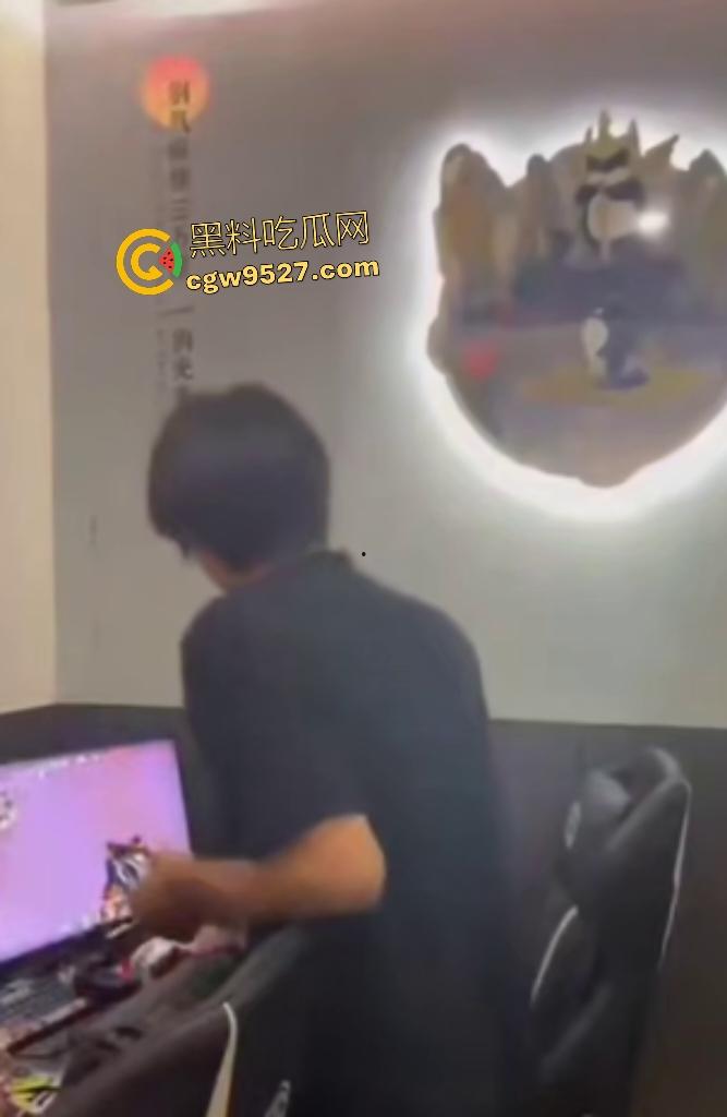 【锦一】网恋奔现见猪头？现场开骂这么肥还骗钱，说180斤都算保守了，立马打110来现场抓骗子！  第4张