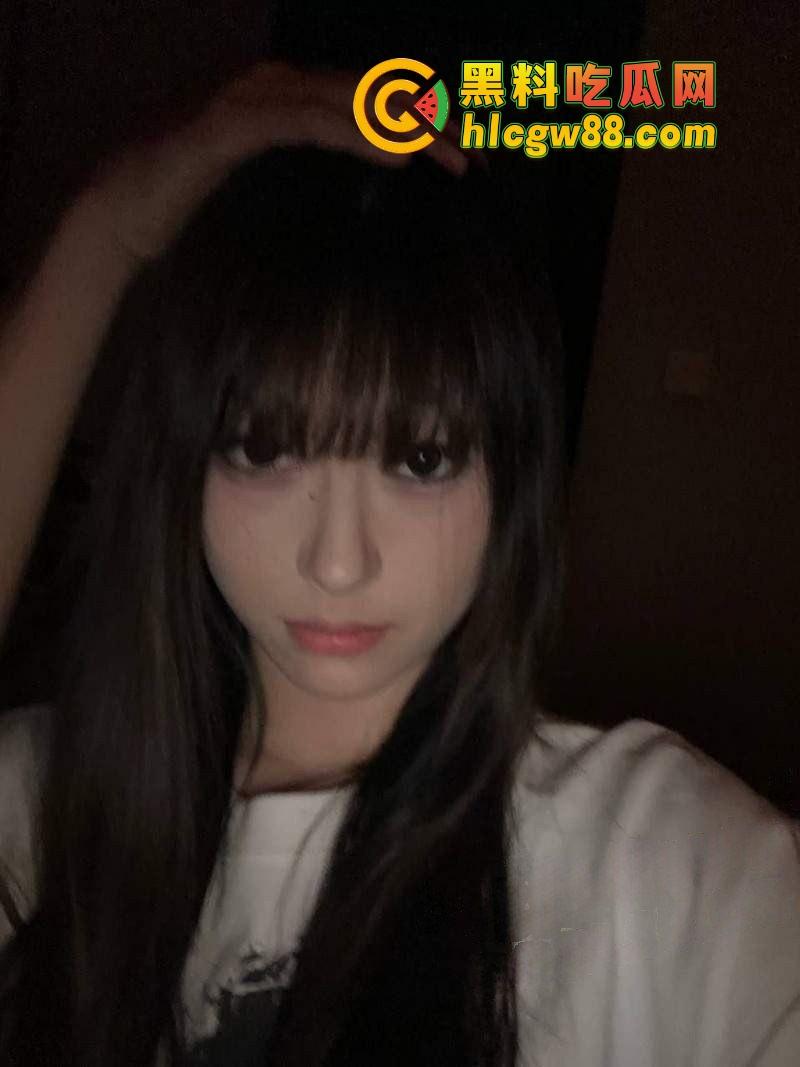 芜湖学生妹『李娜』极品骚货经期还浴血操翻,长腿冷脸反差婊,骑鸡巴狂摇逼水喷炸,镜头前吃屌嗨到爆! 第1张 芜湖学生妹『李娜』极品骚货经期还浴血操翻,长腿冷脸反差婊,骑鸡巴狂摇逼水喷炸,镜头前吃屌嗨到爆! 第1张