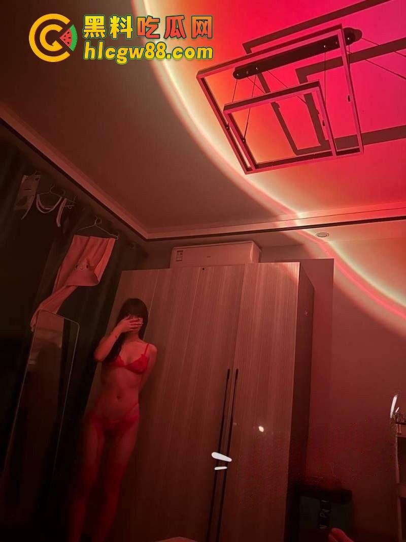 芜湖学生妹『李娜』极品骚货经期还浴血操翻,长腿冷脸反差婊,骑鸡巴狂摇逼水喷炸,镜头前吃屌嗨到爆! 第5张 芜湖学生妹『李娜』极品骚货经期还浴血操翻,长腿冷脸反差婊,骑鸡巴狂摇逼水喷炸,镜头前吃屌嗨到爆! 第5张