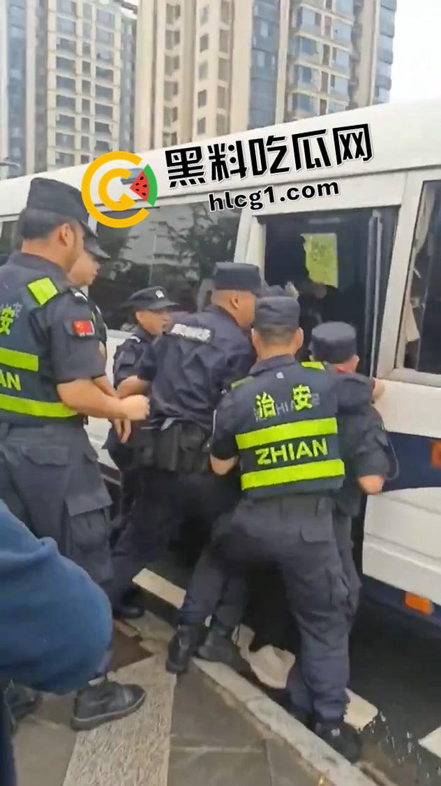 重庆渝北区 学区房学校未兑现 五大小区集体维权 与警察混战 多名业主被抓 现场视频流出  第4张